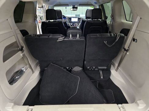Used 2024 Chrysler Pacifica Touring-L image 38