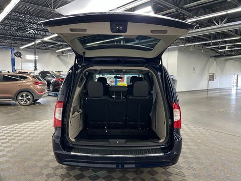 Used 2015 Chrysler Town & Country Touring FWD image 10