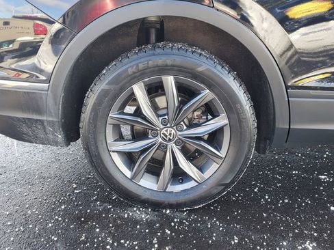 Used 2022 Volkswagen Tiguan SE w/ Panoramic Sunroof Package image 9