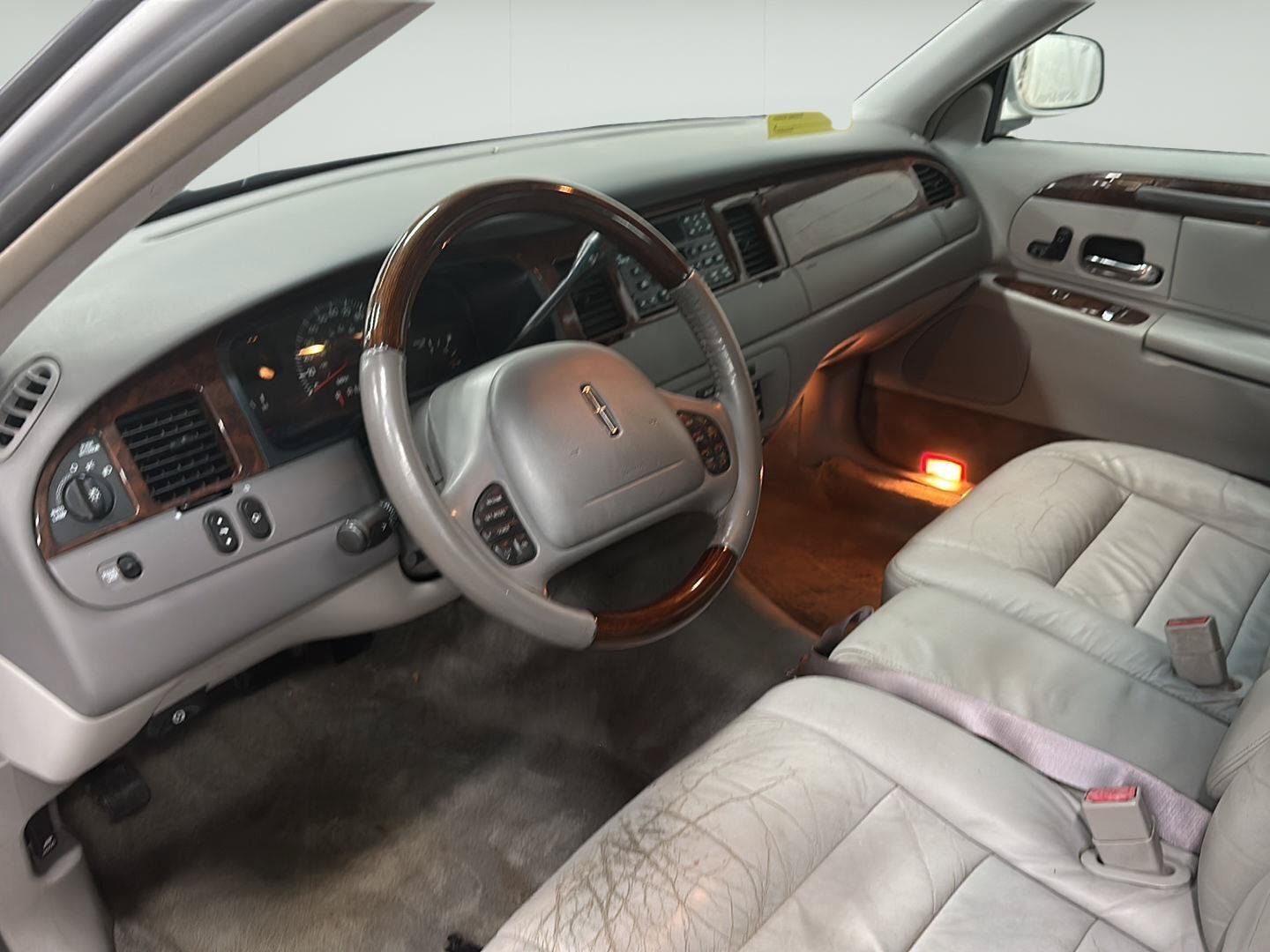 Used 2001 Lincoln Town Car Signature RWD image 5