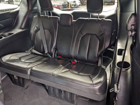 Certified 2021 Chrysler Pacifica Touring-L w/ S Appearance Package image 10