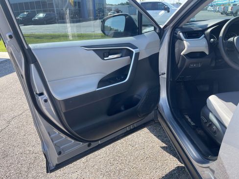 Used 2021 Toyota RAV4 XLE AWD/4WD image 11
