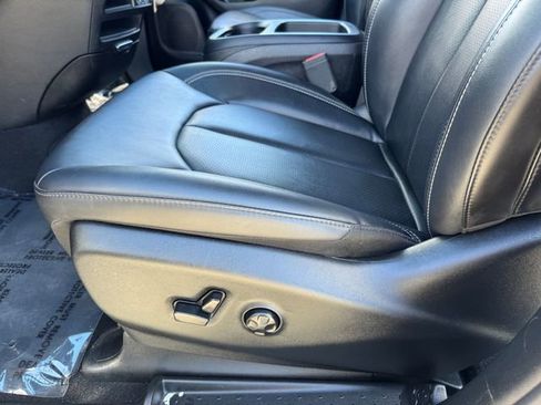 Used 2025 Chrysler Pacifica Select FWD image 15