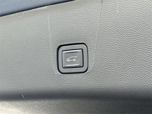 Used 2024 Chevrolet Traverse LT image 13