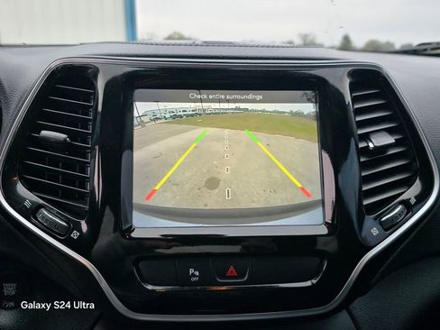 Used 2019 Jeep Cherokee Limited image 27