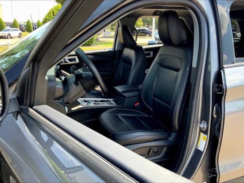 Used 2022 Ford Explorer XLT w/ Equipment Group 202A image 7