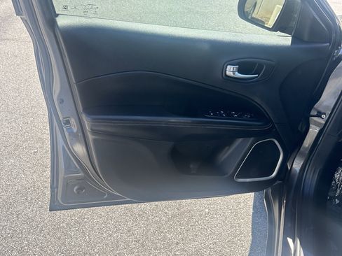 Used 2018 Jeep Compass Latitude w/ Cold Weather Group image 13