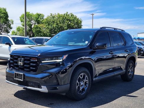 Used 2025 Honda Pilot TrailSport image 3