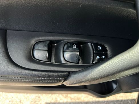 Used 2017 Nissan Rogue S AWD/4WD image 30