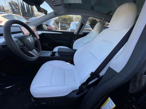 Used 2024 Tesla Model Y Long Range RWD image 25