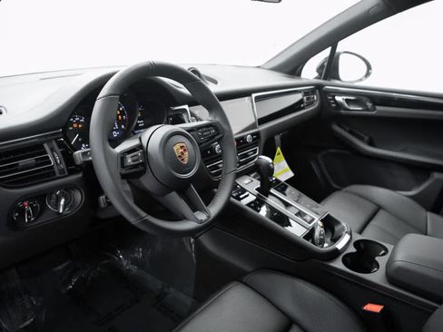 Certified 2026 Porsche Macan AWD/4WD image 4