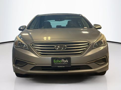 Used 2017 Hyundai Sonata SE w/ Cargo Package FWD image 2