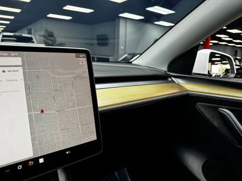 Used 2024 Tesla Model Y Long Range image 27