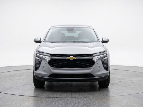 Used 2025 Chevrolet Trax LT w/ LT Convenience Package FWD image 2