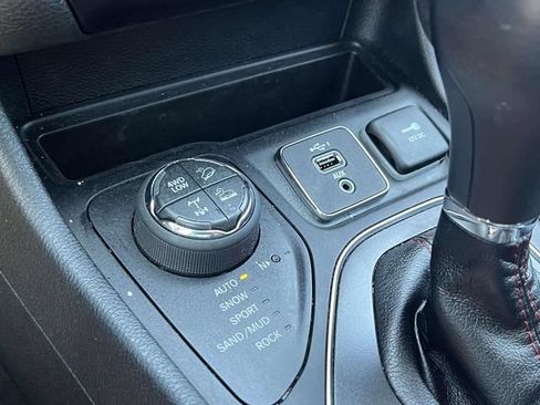 Used 2019 Jeep Cherokee Trailhawk w/ Cold Weather Group AWD/4WD image 25