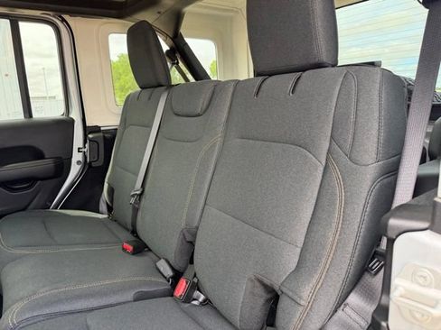 Used 2024 Jeep Wrangler Unlimited Sahara w/ Technology Group AWD/4WD image 15