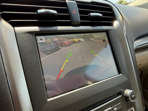 Used 2018 Ford Fusion SE w/ Fusion SE Technology Package FWD image 21