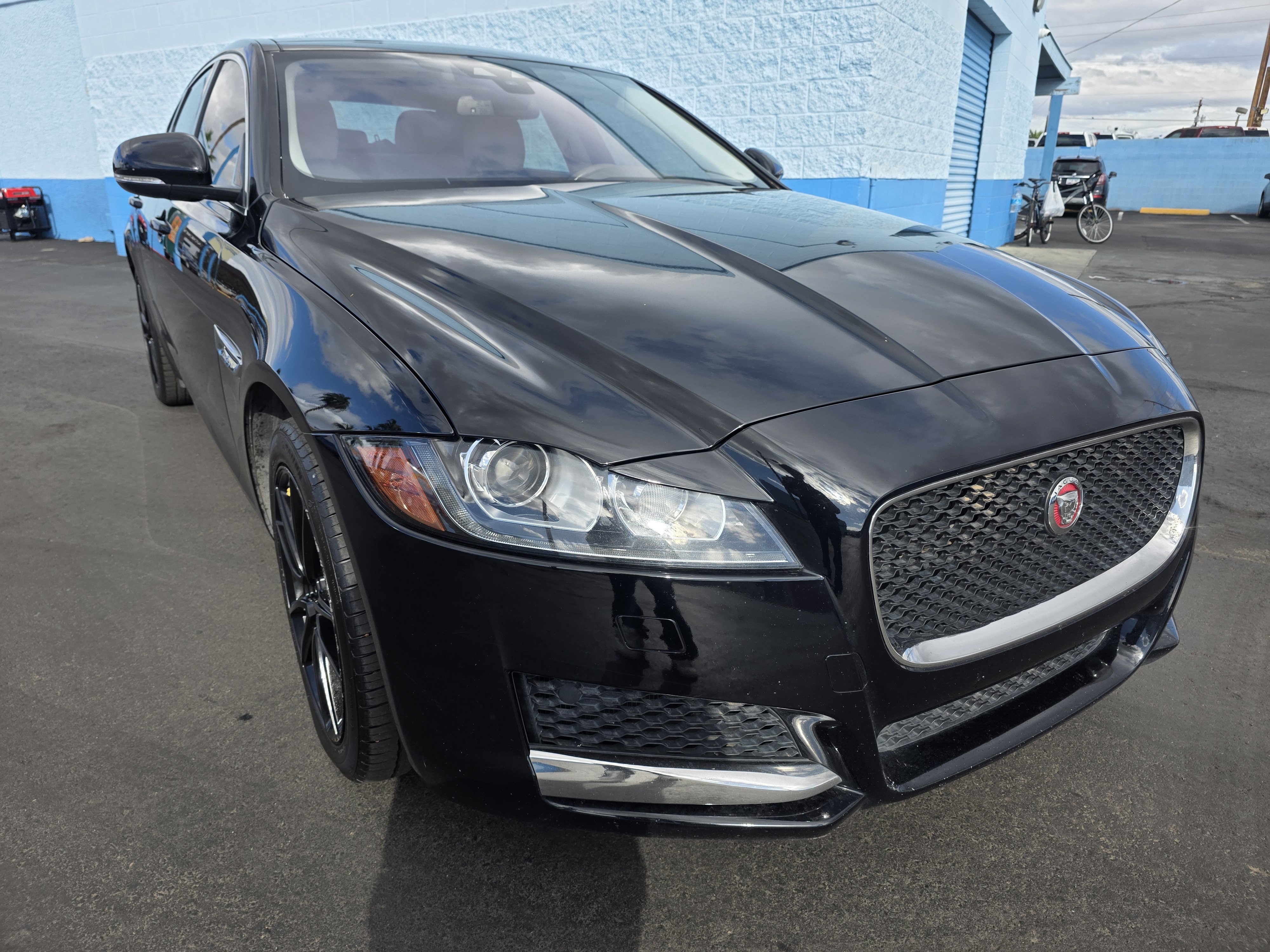 Used 2018 Jaguar XF Premium RWD image 2