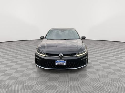 Used 2025 Volkswagen Jetta SE FWD image 2