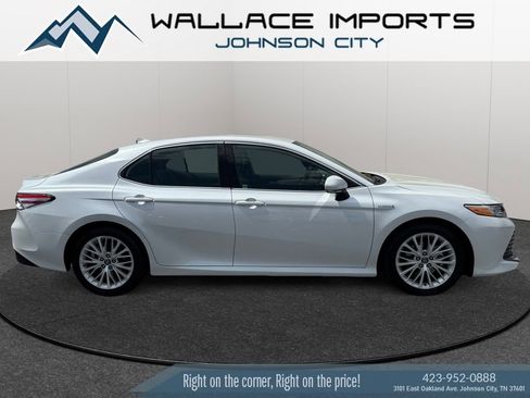 Used 2020 Toyota Camry XLE image 6
