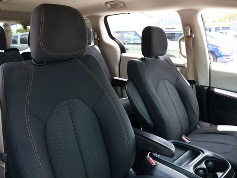 Used 2018 Chrysler Pacifica Touring Plus w/ Tire & Wheel Group FWD image 27