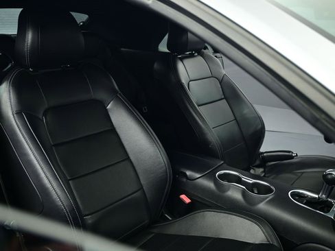 Used 2021 Ford Mustang Premium image 5