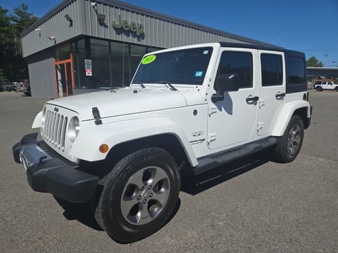 Used 2018 Jeep Wrangler Unlimited Sahara w/ Connectivity Group AWD/4WD image 8