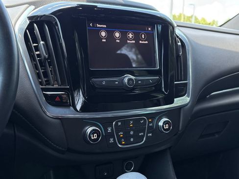 Used 2022 Chevrolet Traverse LT FWD image 18