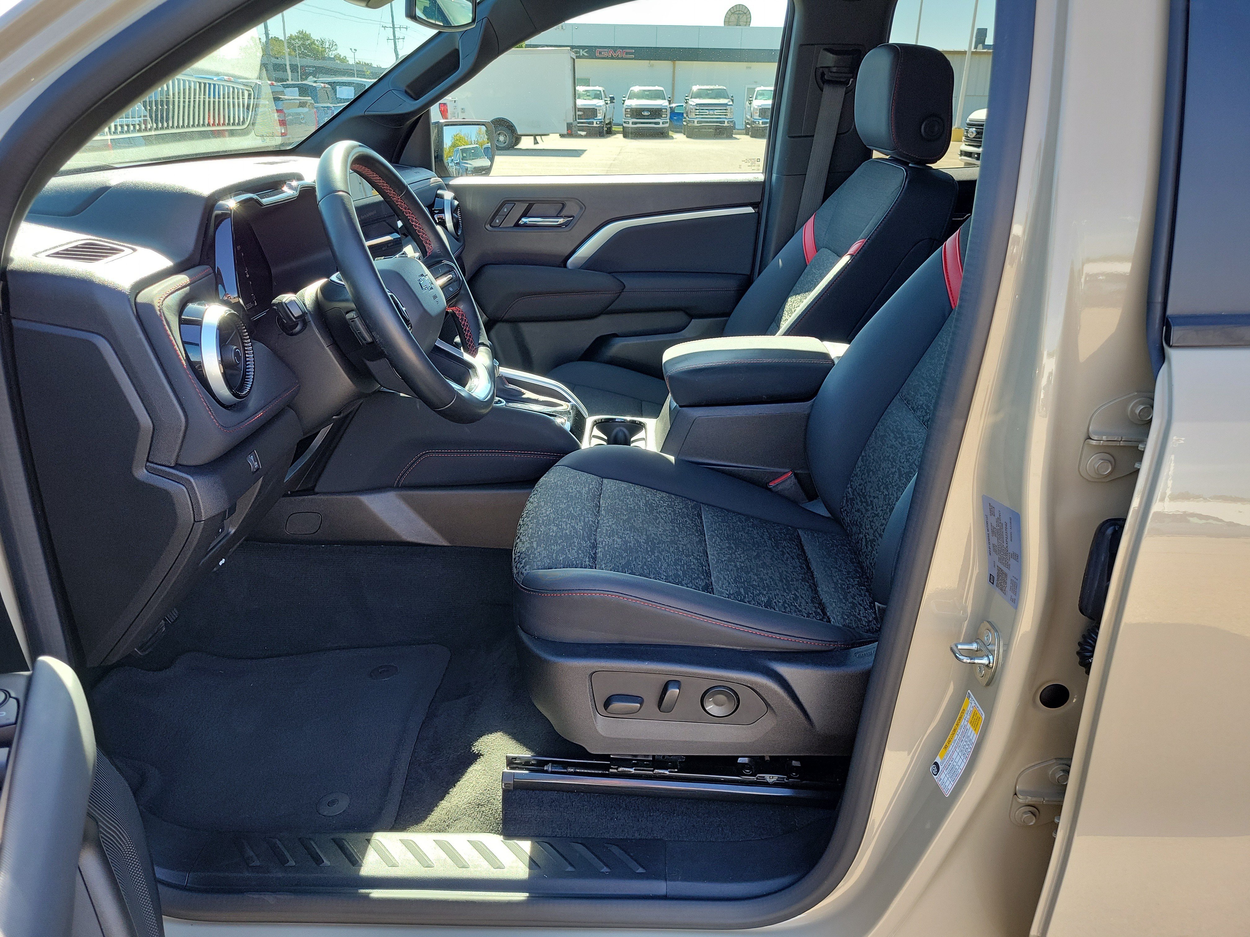 Used 2023 Chevrolet Colorado Z71 w/ Z71 Convenience Package 2 AWD/4WD image 15
