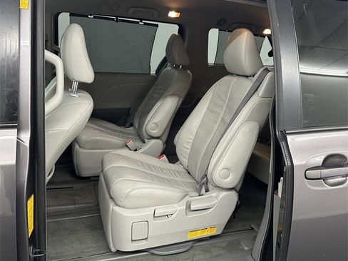 Used 2014 Toyota Sienna XLE image 23