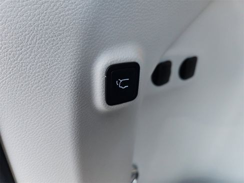 Used 2019 Jeep Cherokee Limited image 22