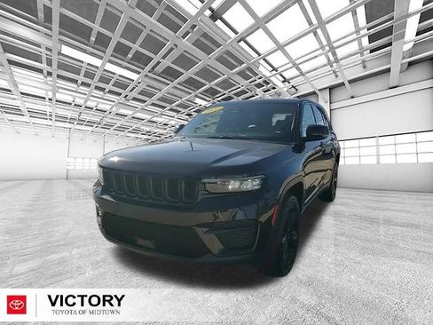 Used 2023 Jeep Grand Cherokee Altitude image 7