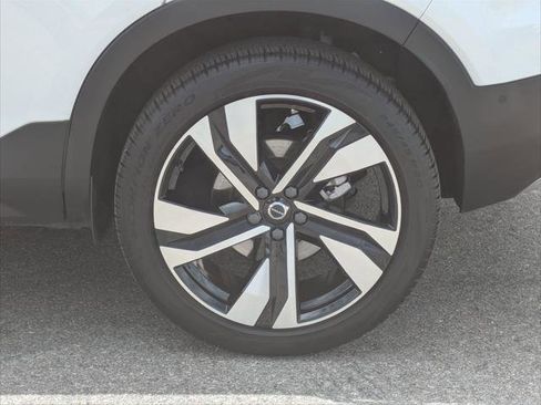 Used 2024 Volvo XC40 B5 Plus w/ Protection Package Premier AWD/4WD image 9