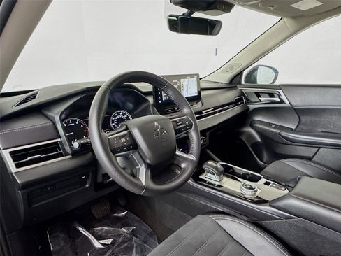 Used 2025 Mitsubishi Outlander SE image 9
