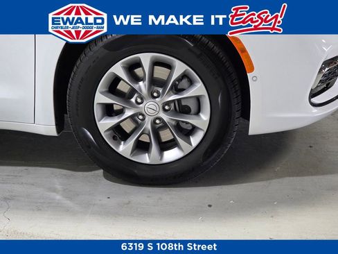 New 2026 Chrysler Pacifica Select image 11