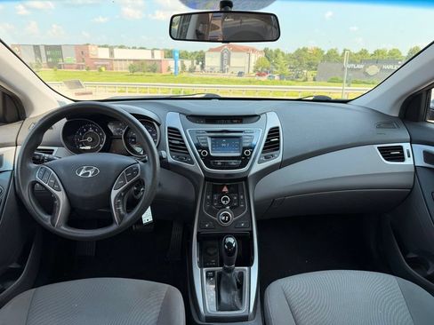 Used 2014 Hyundai Elantra SE w/ Option Group 02 FWD image 3