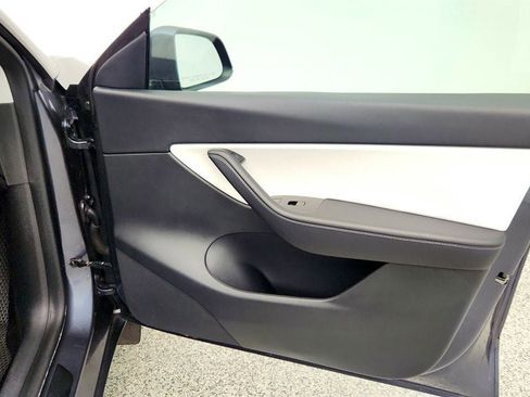 Used 2020 Tesla Model Y Long Range image 30