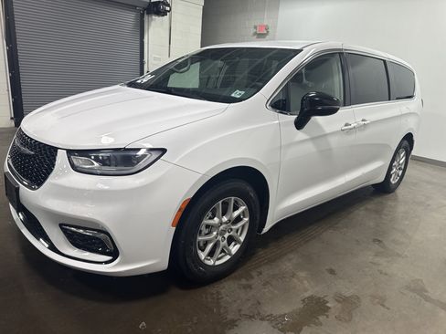 Used 2024 Chrysler Pacifica Touring-L FWD image 6