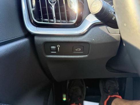 Used 2020 Volvo S60 T5 Momentum image 18