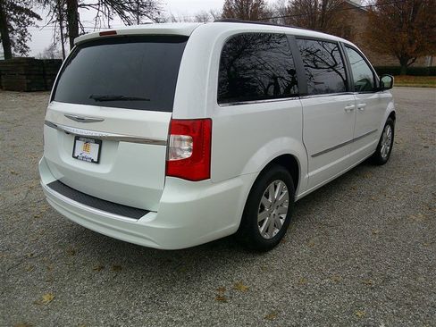 Used 2016 Chrysler Town & Country Touring image 5