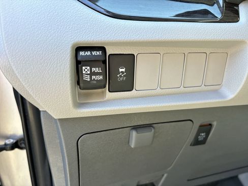 Used 2020 Toyota Sienna XLE image 10