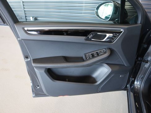 Certified 2025 Porsche Macan AWD/4WD image 22