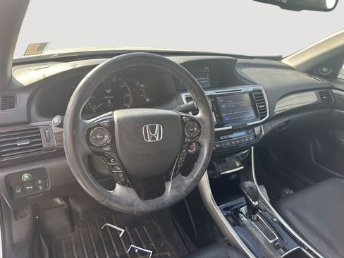 Used 2017 Honda Accord Touring image 10