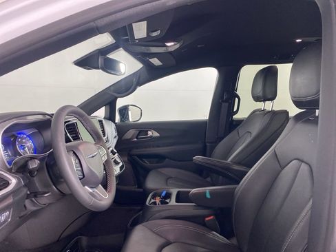 Used 2026 Chrysler Pacifica Select FWD image 14