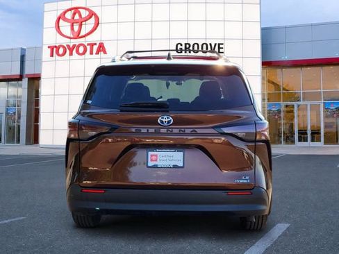 Used 2024 Toyota Sienna LE FWD image 5