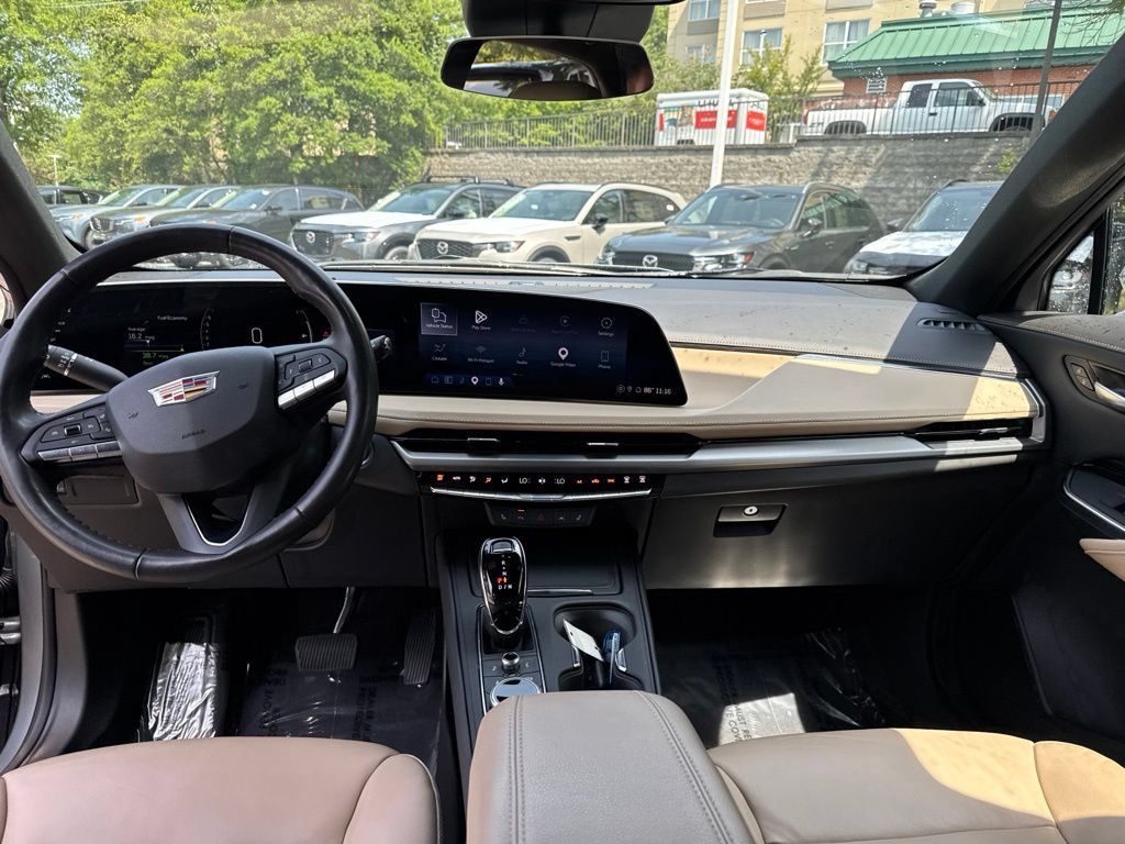 Used 2024 Cadillac XT4 Luxury w/ Cold Weather Package FWD image 12