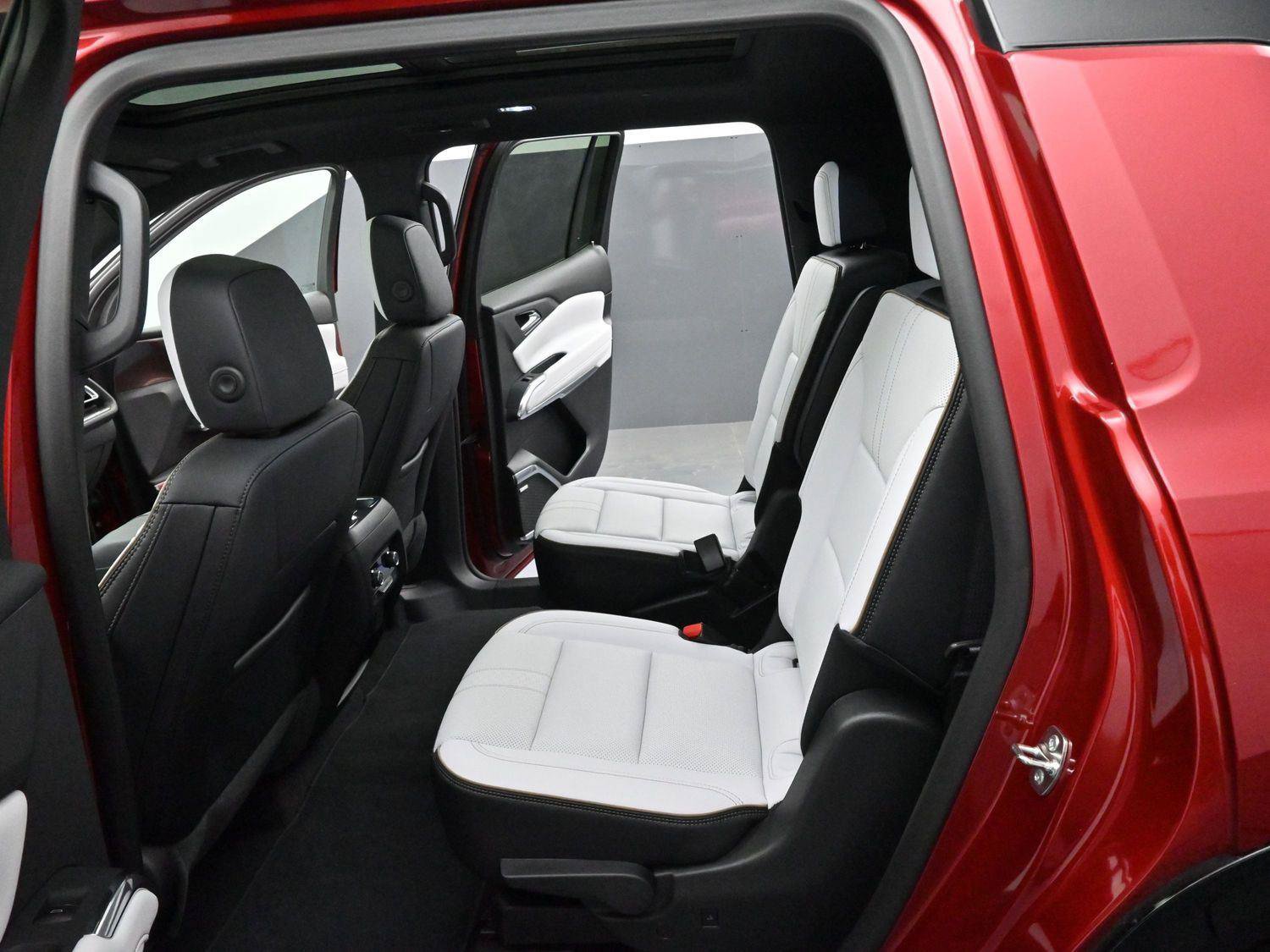 Used 2025 Chevrolet Traverse High Country AWD/4WD image 32