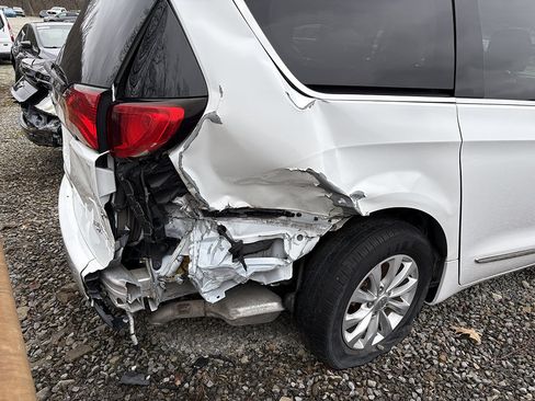 Used 2017 Chrysler Pacifica Touring-L FWD image 2