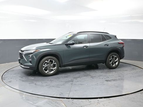 Used 2025 Chevrolet Trax LT FWD image 11