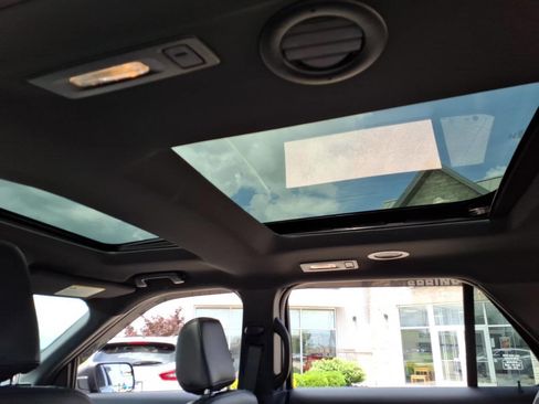 Used 2018 Ford Explorer XLT w/ Equipment Group 202A FWD image 22